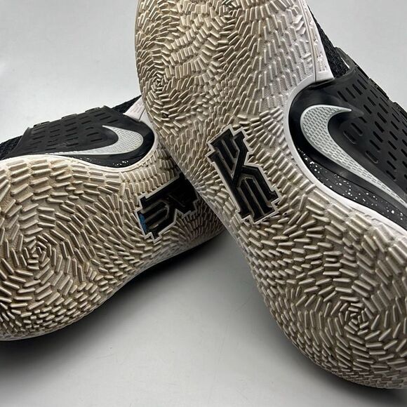 Nike Kyrie Low 2 'Black Metallic Silver’ ”AV6337-003”'- Men 10.5 - Picture 6 of 9